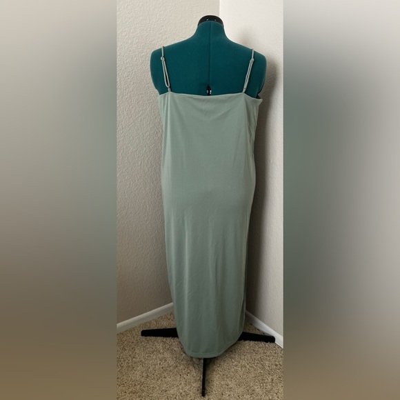 NWT H&M green dress, slit on the side, size medium (M) - Picture 2 of 4